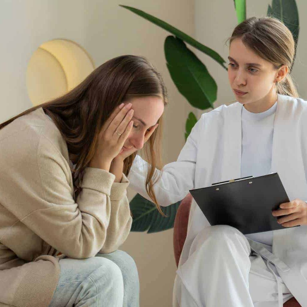 A therapist working one-on-one with a client during benzo addiction treatment in Massachusetts.